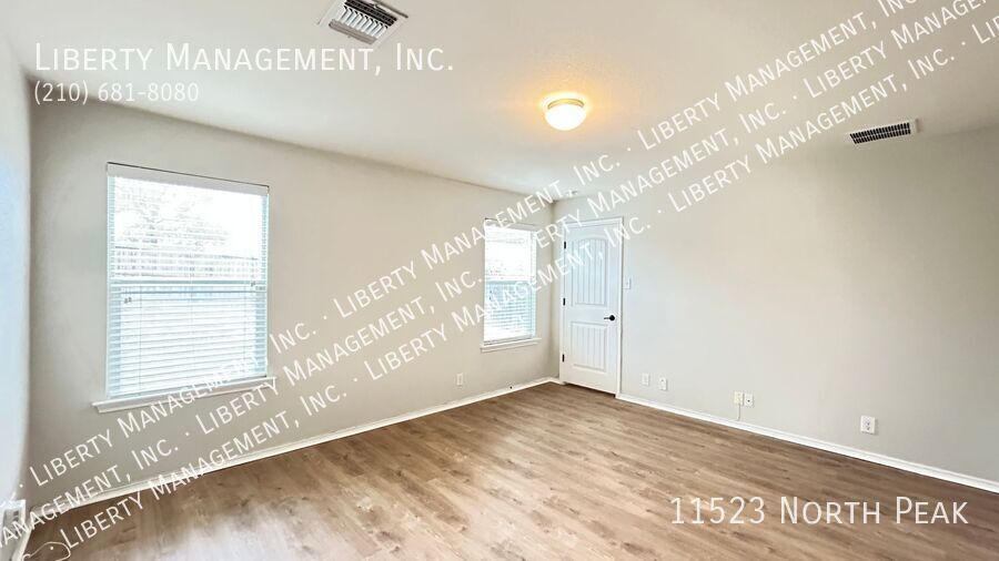 Fantastic 5 Bedroom, 3.5 Bath Home right outside 1604! property image