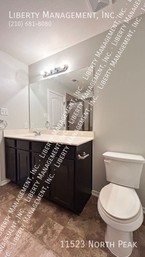 Fantastic 5 Bedroom, 3.5 Bath Home right outside 1604! property image