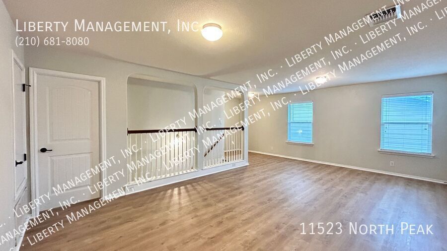 Fantastic 5 Bedroom, 3.5 Bath Home right outside 1604! property image