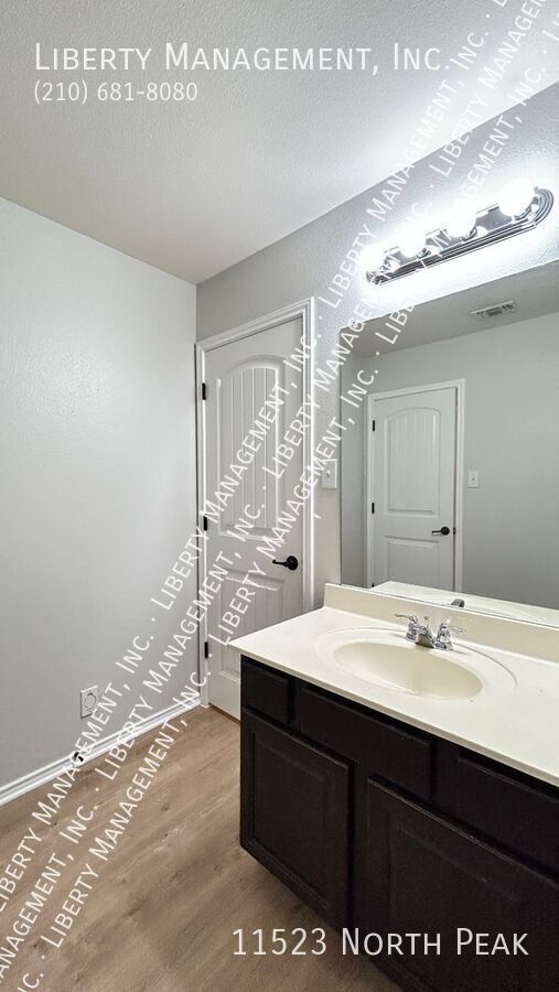 Fantastic 5 Bedroom, 3.5 Bath Home right outside 1604! property image