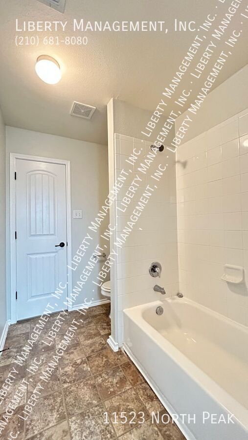 Fantastic 5 Bedroom, 3.5 Bath Home right outside 1604! property image