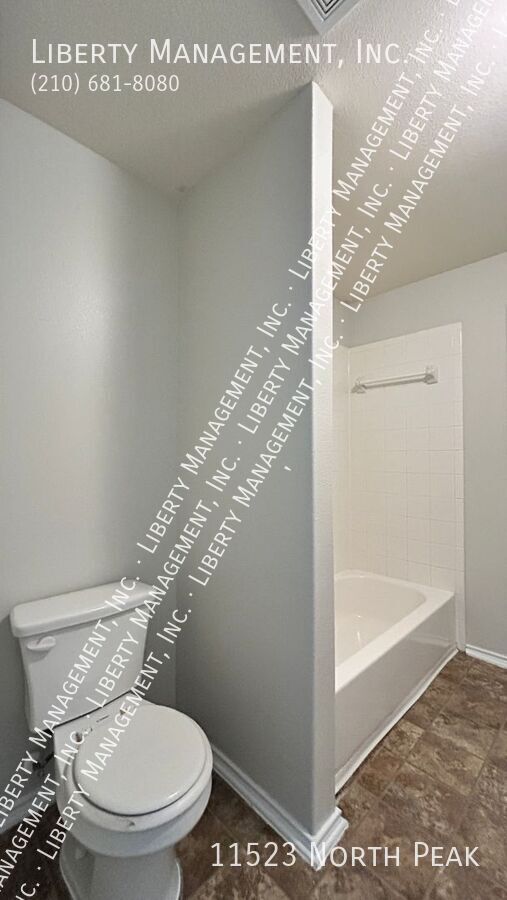 Fantastic 5 Bedroom, 3.5 Bath Home right outside 1604! property image