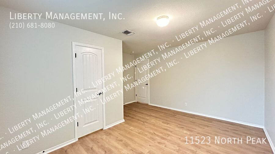 Fantastic 5 Bedroom, 3.5 Bath Home right outside 1604! property image