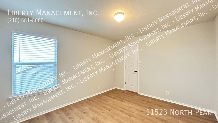 Fantastic 5 Bedroom, 3.5 Bath Home right outside 1604! property image