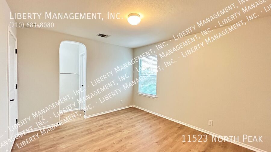 Fantastic 5 Bedroom, 3.5 Bath Home right outside 1604! property image