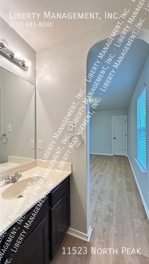 Fantastic 5 Bedroom, 3.5 Bath Home right outside 1604! property image