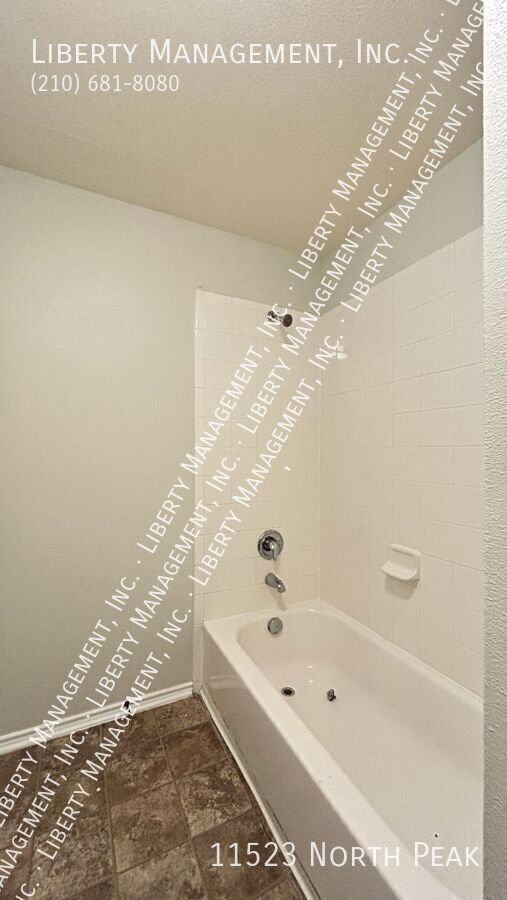 Fantastic 5 Bedroom, 3.5 Bath Home right outside 1604! property image