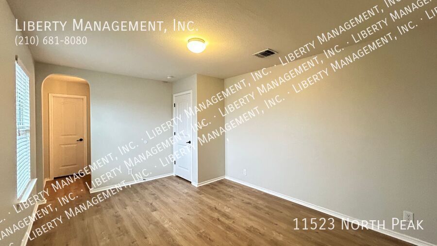 Fantastic 5 Bedroom, 3.5 Bath Home right outside 1604! property image