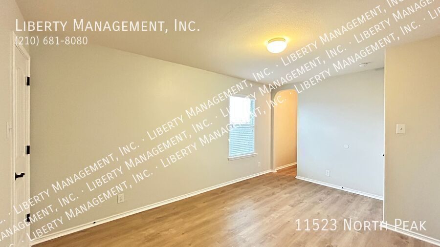 Fantastic 5 Bedroom, 3.5 Bath Home right outside 1604! property image