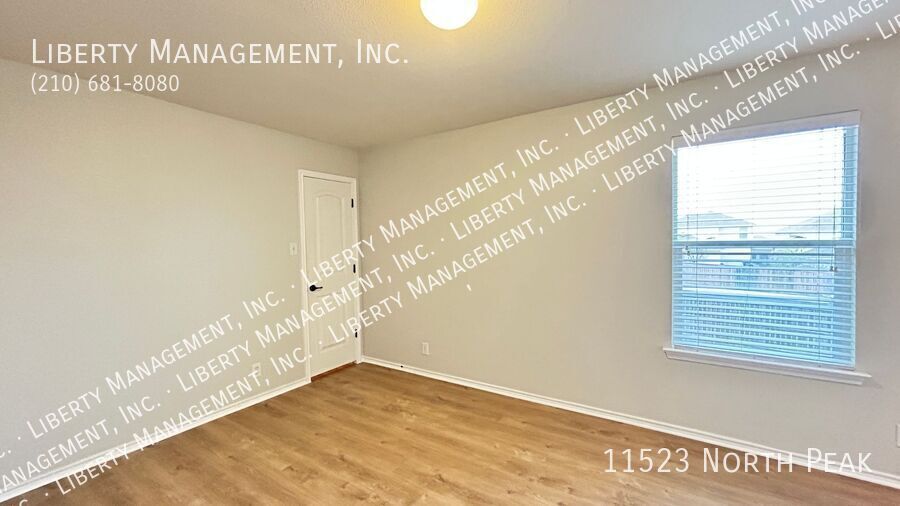 Fantastic 5 Bedroom, 3.5 Bath Home right outside 1604! property image