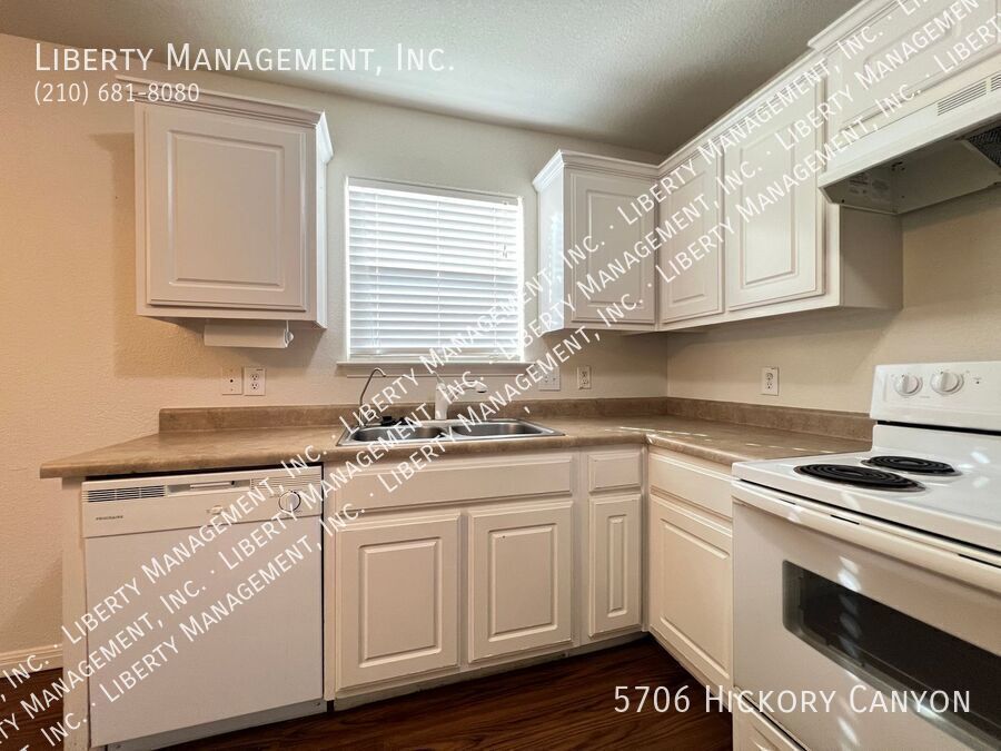 3 Bedroom, 2 Bath near LACKLAND AFB featuring 1233 sq ft living space property image