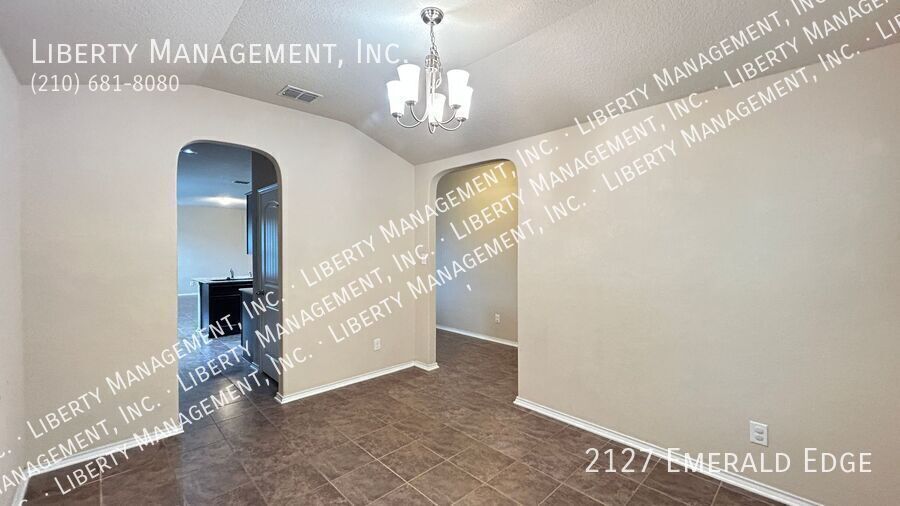 Beautiful 3 bedroom, 2 bath home near 1604 and 90 property image