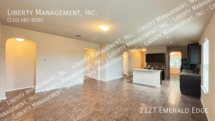 Beautiful 3 bedroom, 2 bath home near 1604 and 90 property image
