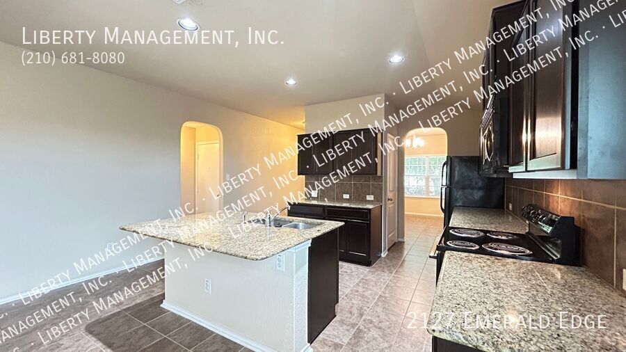 Beautiful 3 bedroom, 2 bath home near 1604 and 90 property image