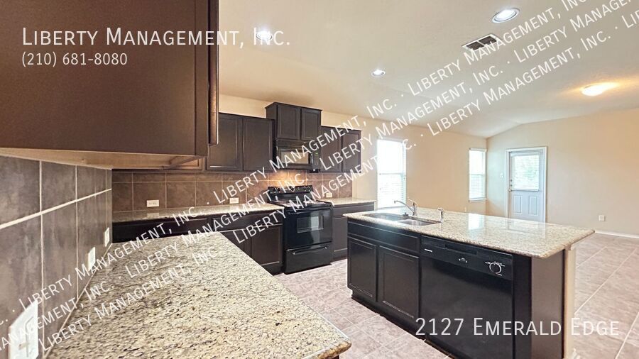 Beautiful 3 bedroom, 2 bath home near 1604 and 90 property image