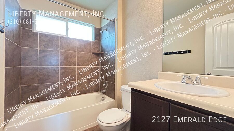 Beautiful 3 bedroom, 2 bath home near 1604 and 90 property image