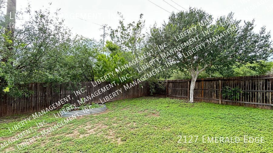 Beautiful 3 bedroom, 2 bath home near 1604 and 90 property image