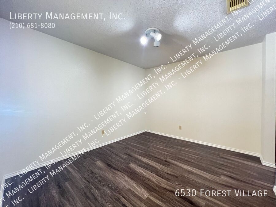 3 Bedroom, 2 Bath Home with Brand New Flooring Throughout property image