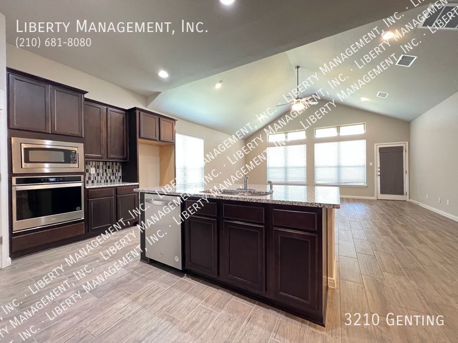 4BR/3 BATH HOME NEAR SCHLITTERBAHN WATER PARK property image